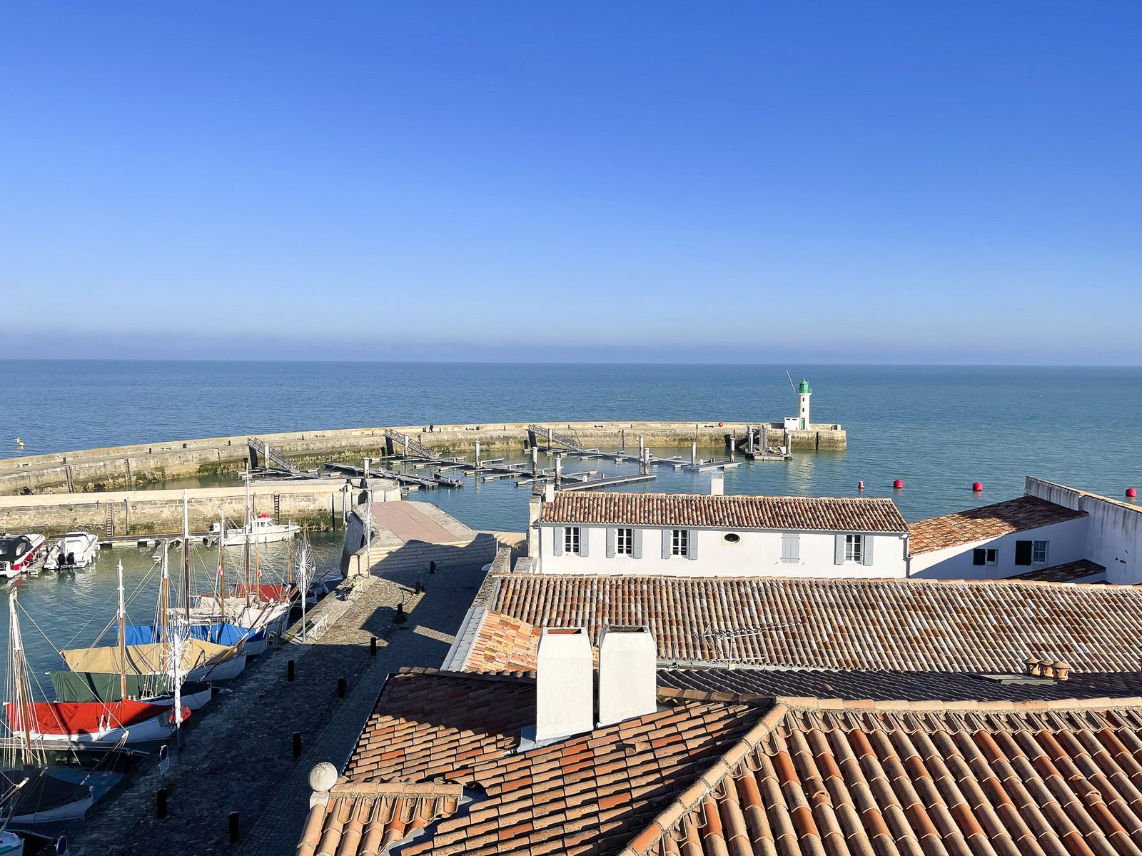 Jardin et extérieur d'une propriété sur l'île de Ré